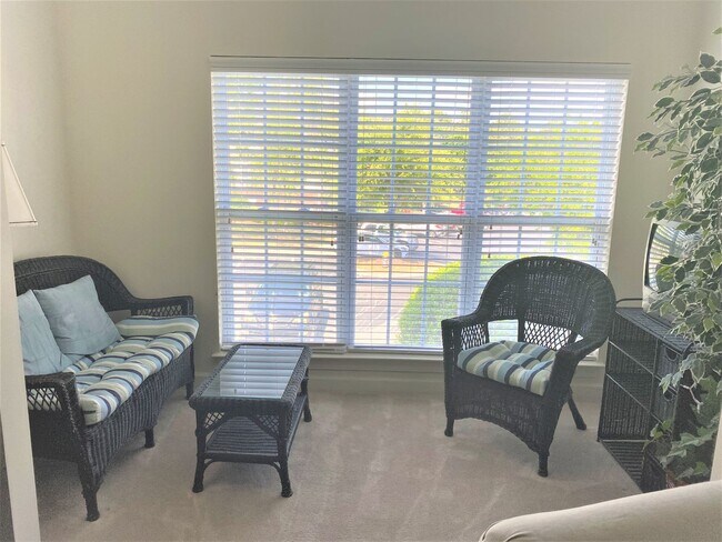 Building Photo - Furnished! Cozy one bedroom with large bedroom, walk in closet. Community ,pool and gym