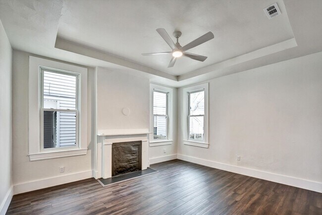 Building Photo - Where Vintage Vibes Meet Modern Mojo—Rent This Rare Historic 4BR/2BA Duplex in Norfolk’s Park Place