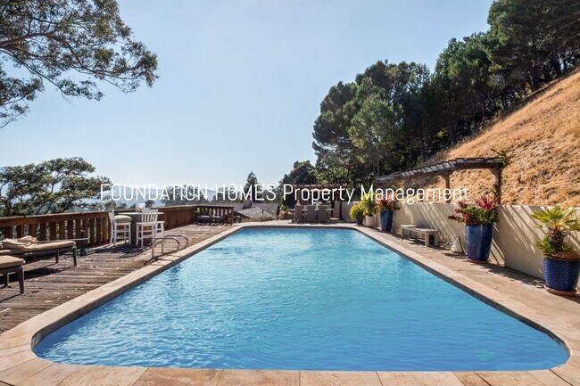Building Photo - Upper Country Club Estate with Sweeping Vi...