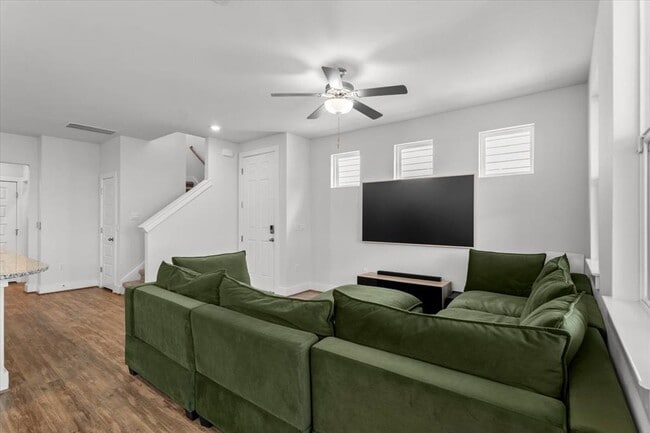 Building Photo - 7106 Silver Star Ln