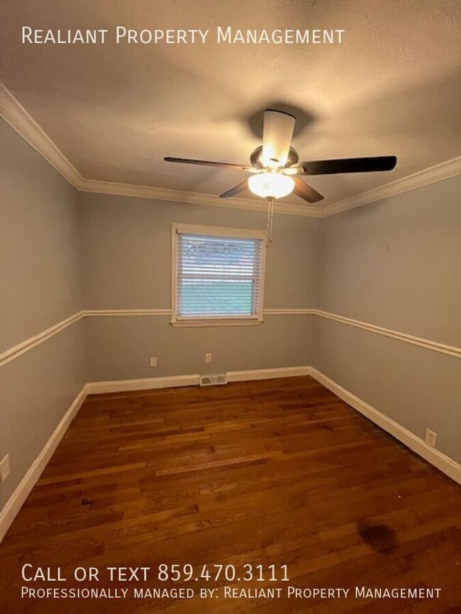 Building Photo - 1033 Della Dr