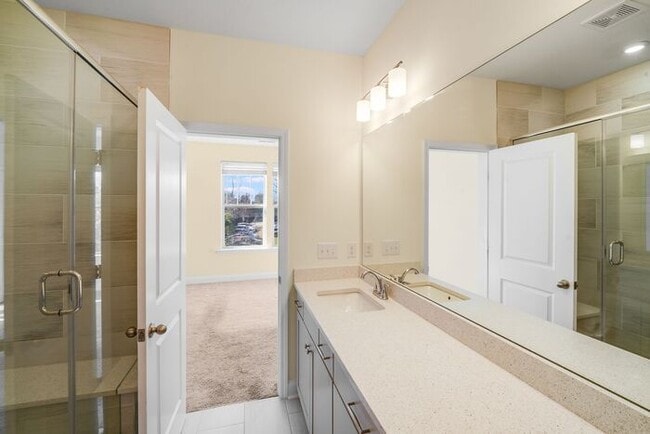 Building Photo - 2BR Townhome w/ 2 En-Suite Baths + Garage in 28208