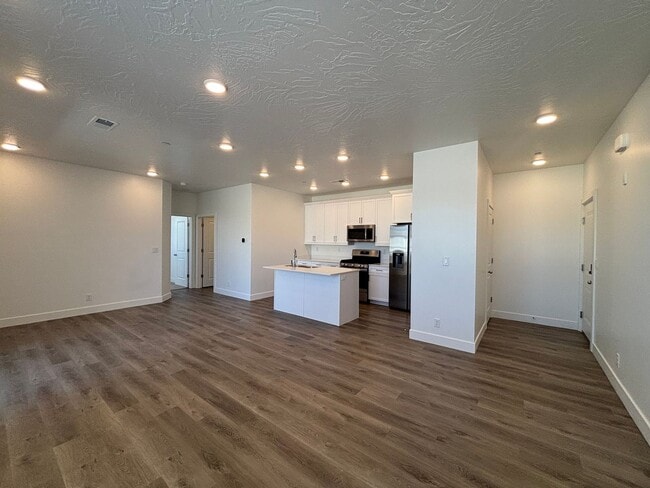 Building Photo - 1 BEDROOM APARTMENT FOR RENT IN DESERT COLOR!