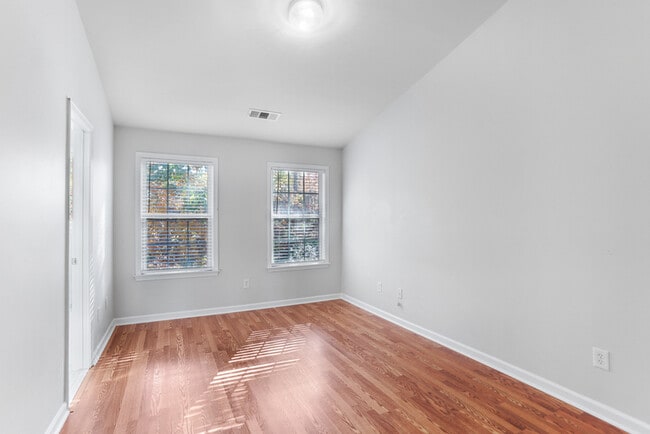 Building Photo - 1814 Dunrobin Dr SE