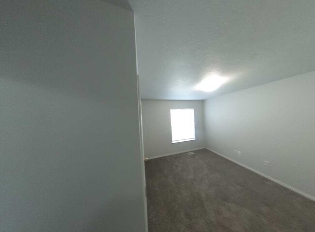 Building Photo - Stunning West Valley Condo - 50% OFF of FI...