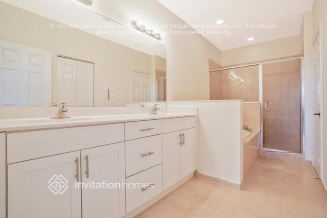 Building Photo - 132 NE 27th Terrace