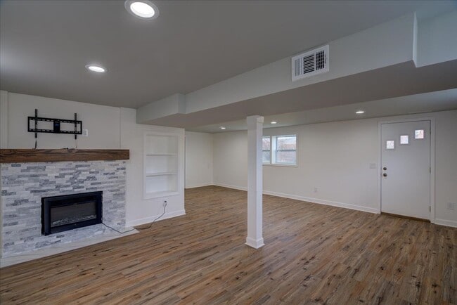 Building Photo - 714 N Meadow Ln