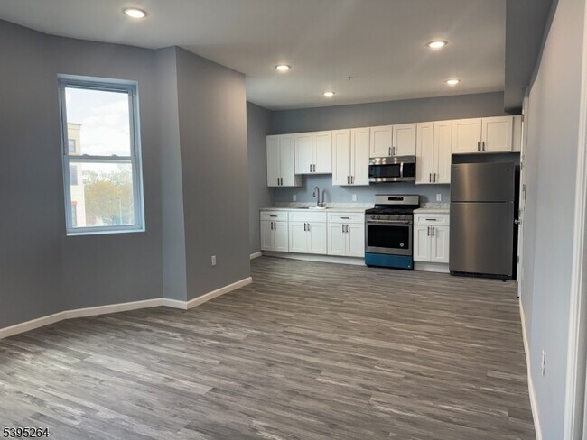 Primary Photo - 155 Clifton Ave