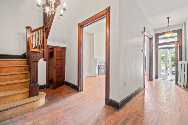 Building Photo - Spacious 6BR/2.5BA in CV AVAILABLE June 2026