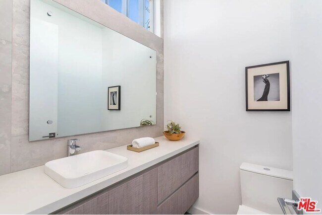 Building Photo - 8932 Dorrington Ave