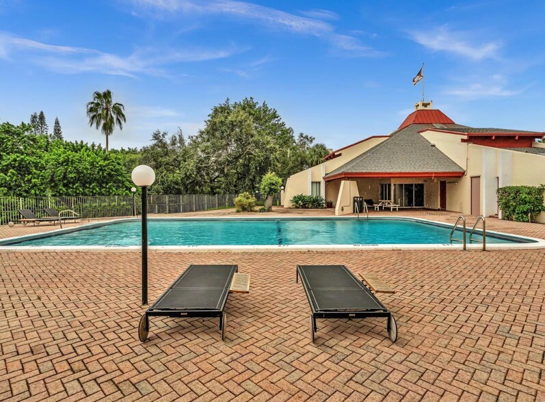 Pool close to apartment - 604 NW 13th St