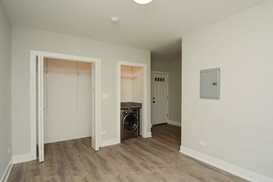 Building Photo - 533 W Belden Ave
