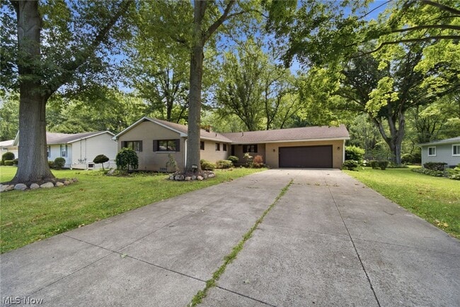 Building Photo - 1097 Oak Tree Rd