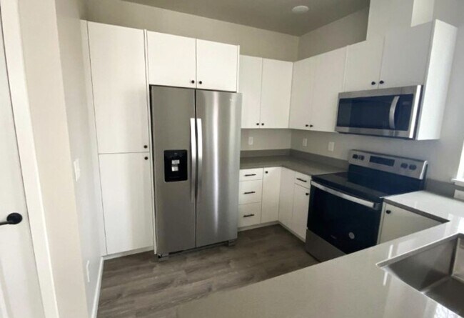 Building Photo - 3 Bed, 2.5 Bath Available in September!