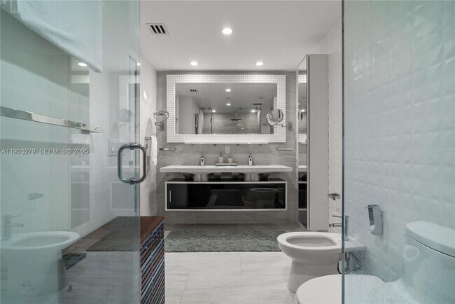 Building Photo - 5055 Collins Ave