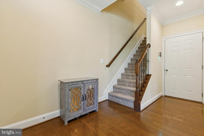 Building Photo - 724 Sentry Square