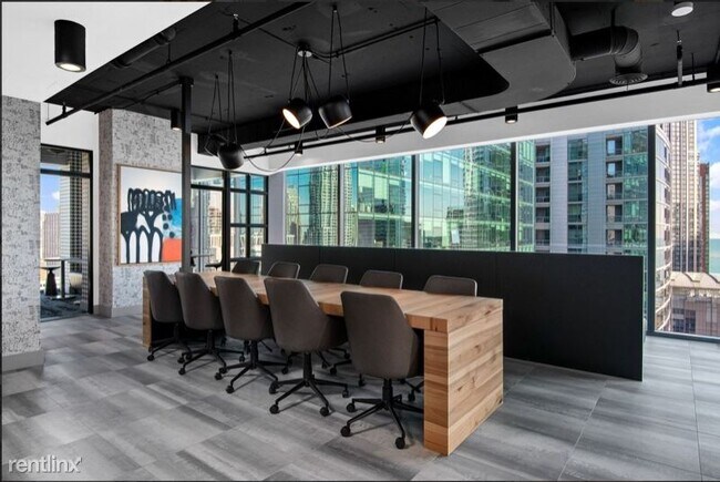 Building Photo - 1 br, 1 bath Apartment - 332 E Illinois St