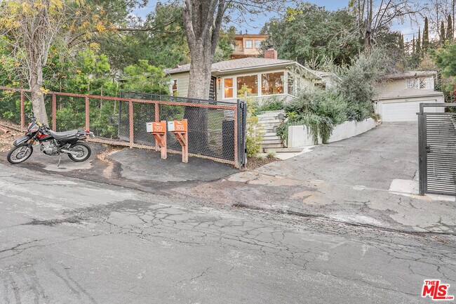 Building Photo - 3935 Kentucky Dr