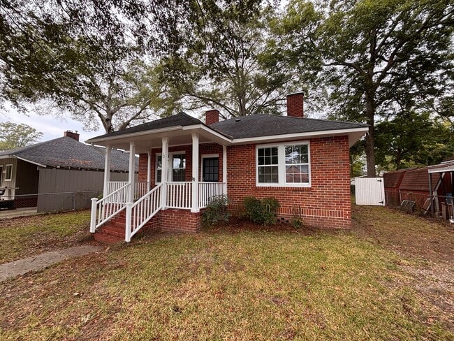 Building Photo - 3 Bedrooms, 2 Bathrooms - Home in Celenease!