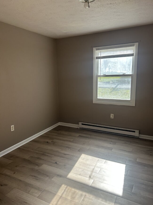 Building Photo - Pet Friendly, Fenced Yard, 3 Bedroom in Front Royal with Cozy 956 Sq Ft Living Space!"