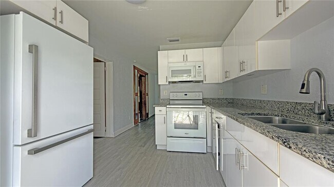 Building Photo - 126 Palm Dr