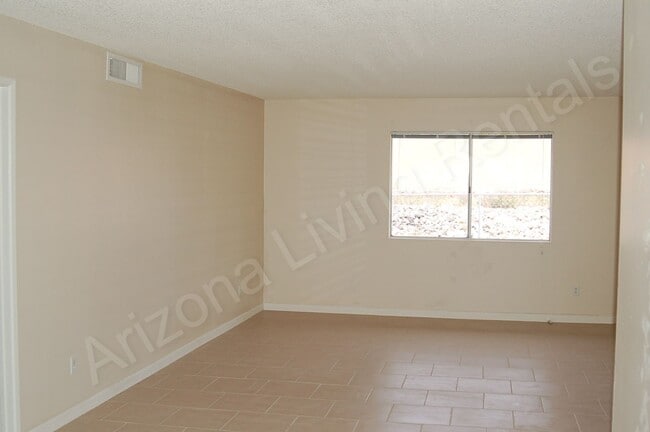Building Photo - NORTHSIDE DUPLEX