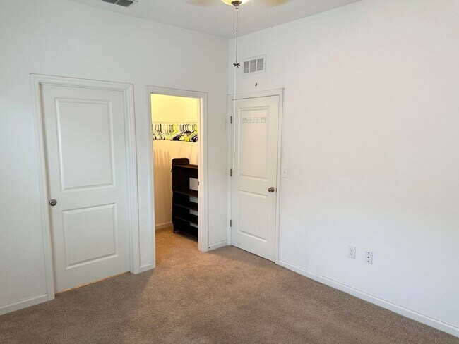 Building Photo - Private Back Yard! - 3 Bedroom 2 Bathroom ...