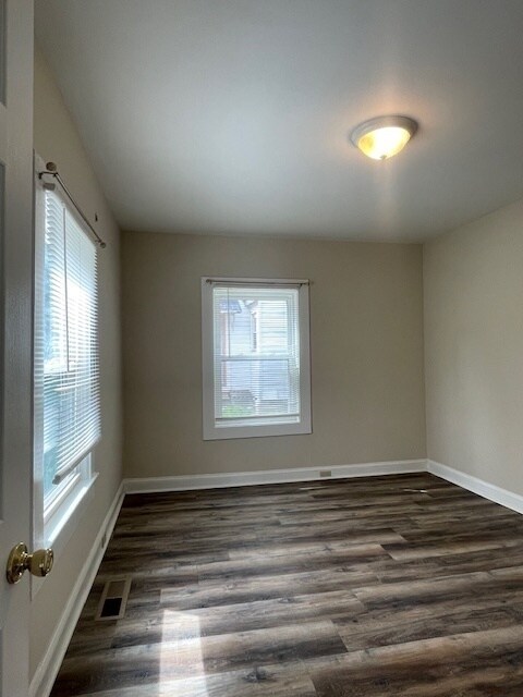 Building Photo - 2-bedroom 1 Bathroom