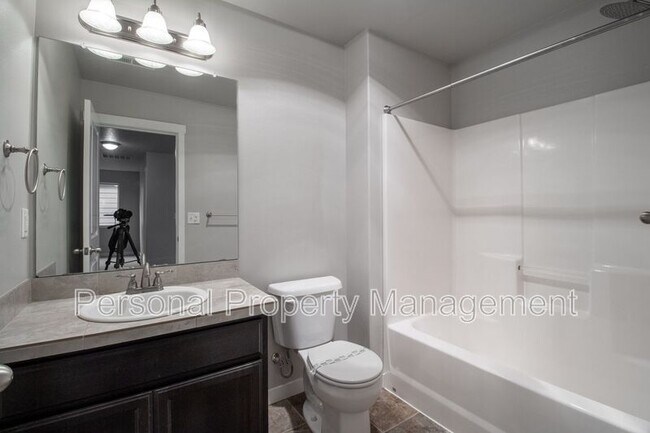 Building Photo - 5912 NE 47th St