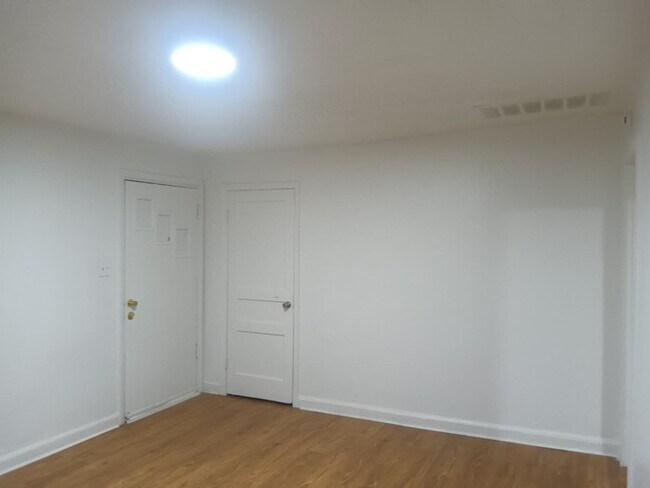 Building Photo - Cute Home For Rent