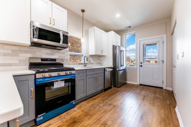 Building Photo - 18 S Austin Blvd