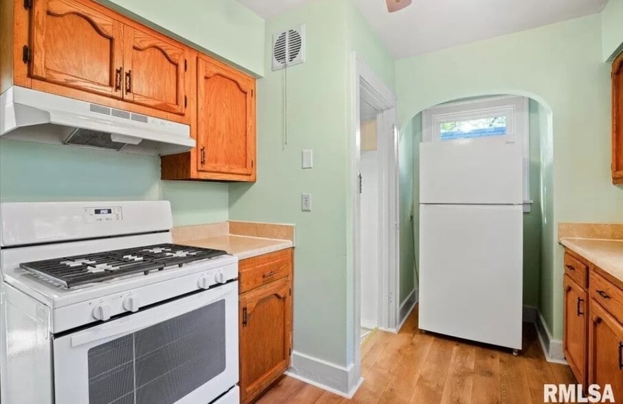 Kitchen. - 1029 W Monroe St