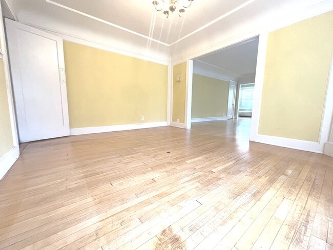 Building Photo - 2533 N Lake Dr