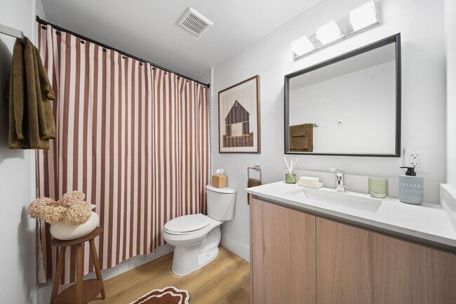 Building Photo - 1542