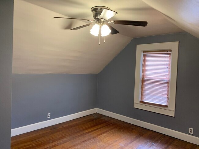 Building Photo - PENDING-Charming & Updated Bungalow in SoBro!