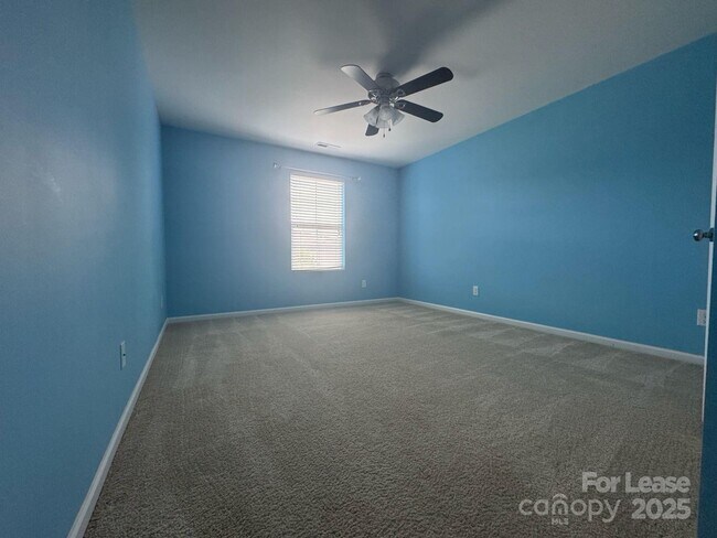 Building Photo - 2202 Laurens Dr