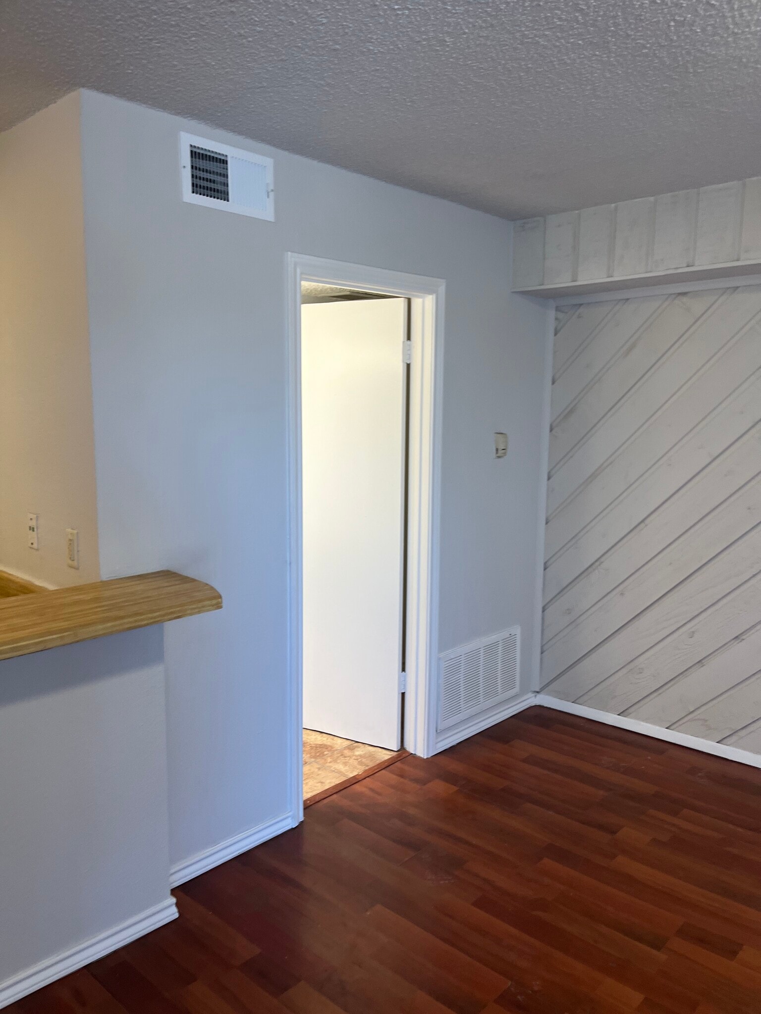 Building Photo - 9809 Walnut St