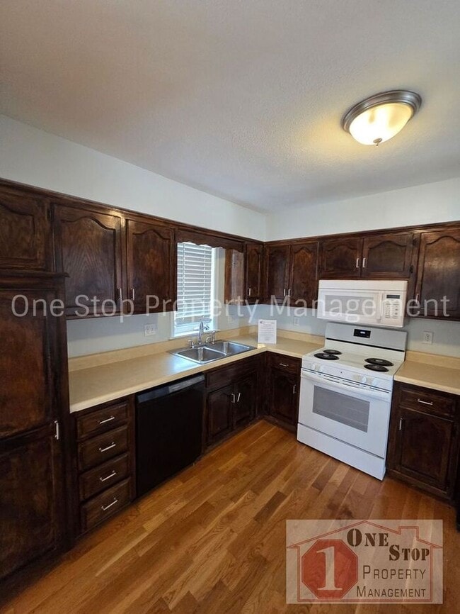 Building Photo - 3 bedroom 2.5 bathroom home in Parkville, MO!