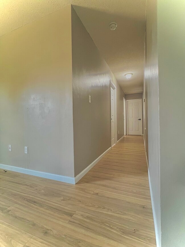 Building Photo - 367 E Reedy Fork Rd