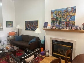 Building Photo - Bright Old City Loft