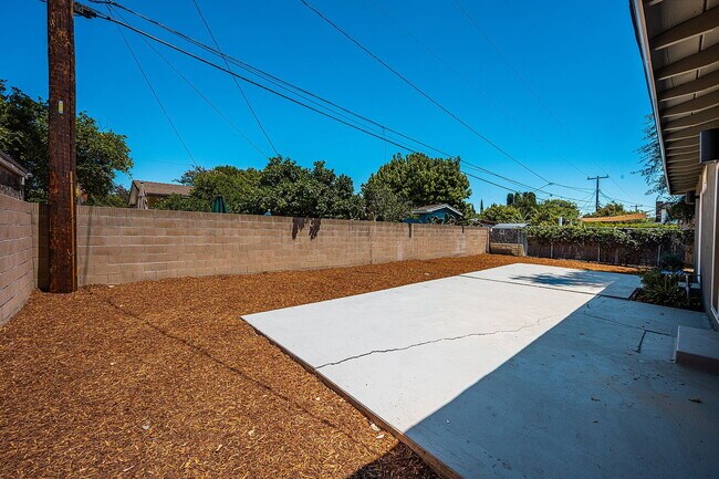 Building Photo - "Charming 3-Bedroom Haven in the Heart of Santa Ana – Your Perfect Retreat Awaits!"