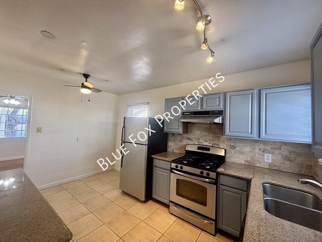 Building Photo - 925 E Adams St