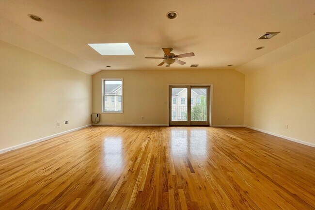 Primary Photo - 264 Custer Ave