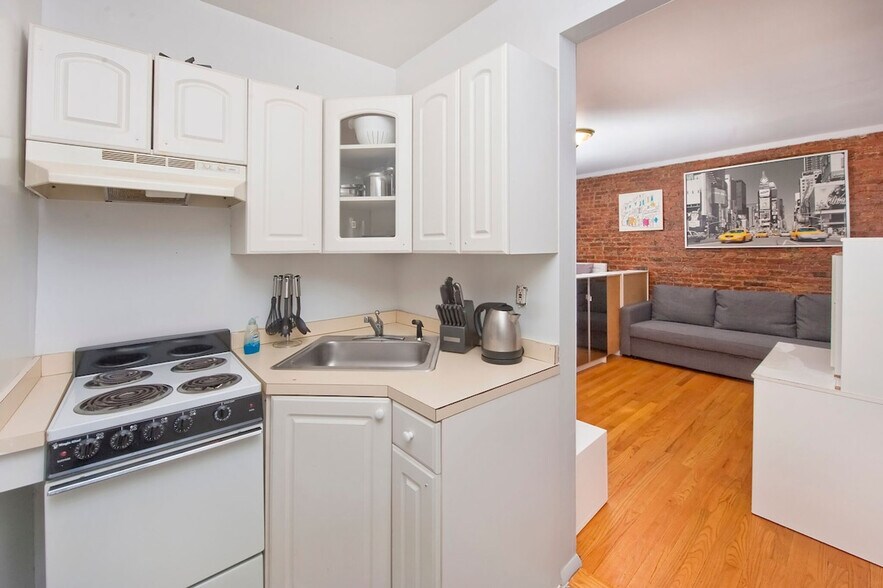 Building Photo - 333 E 95th St