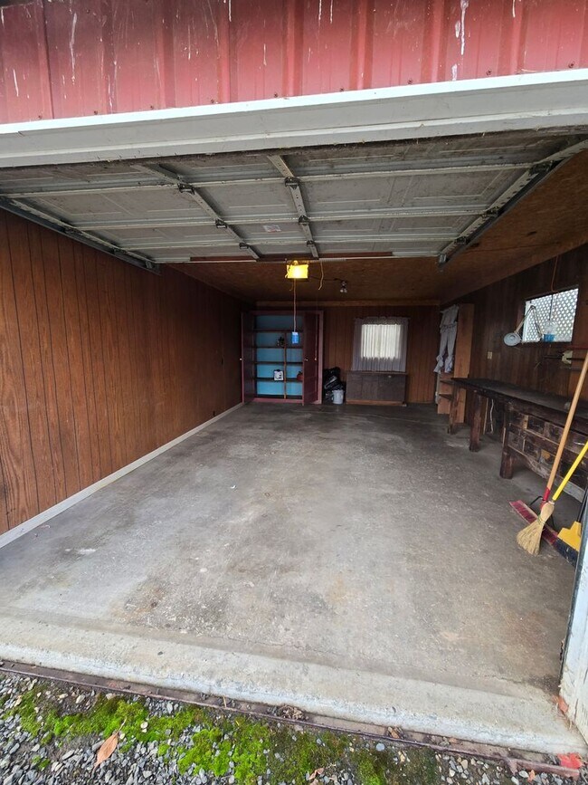 Building Photo - Pet Friendly 3 Bed / 2Bath Home with 2 Gar...