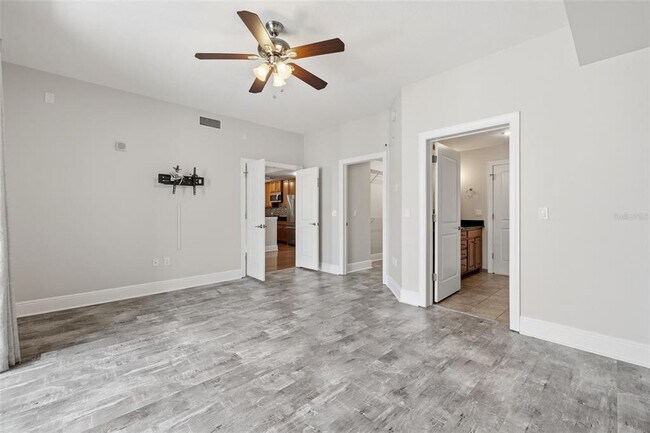 Building Photo - 1227 E Madison St