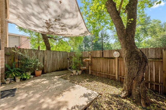 Building Photo - 6411 Chimney Creek Cir