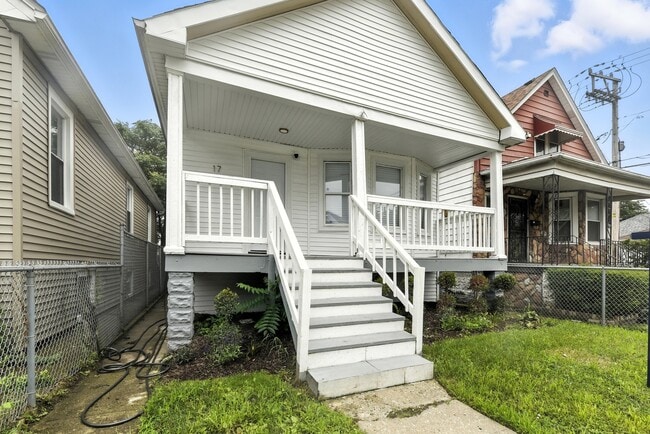 Primary Photo - 17 E 100th Pl