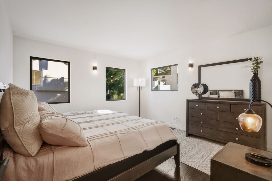 Building Photo - 3601 Dixie Canyon Pl