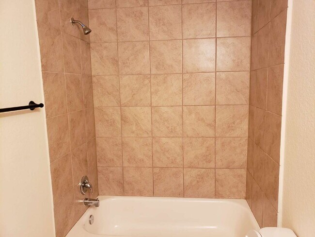 Building Photo - Spacious 3 Bed / 2.5 Bath Townhome in Quiet North Side Community